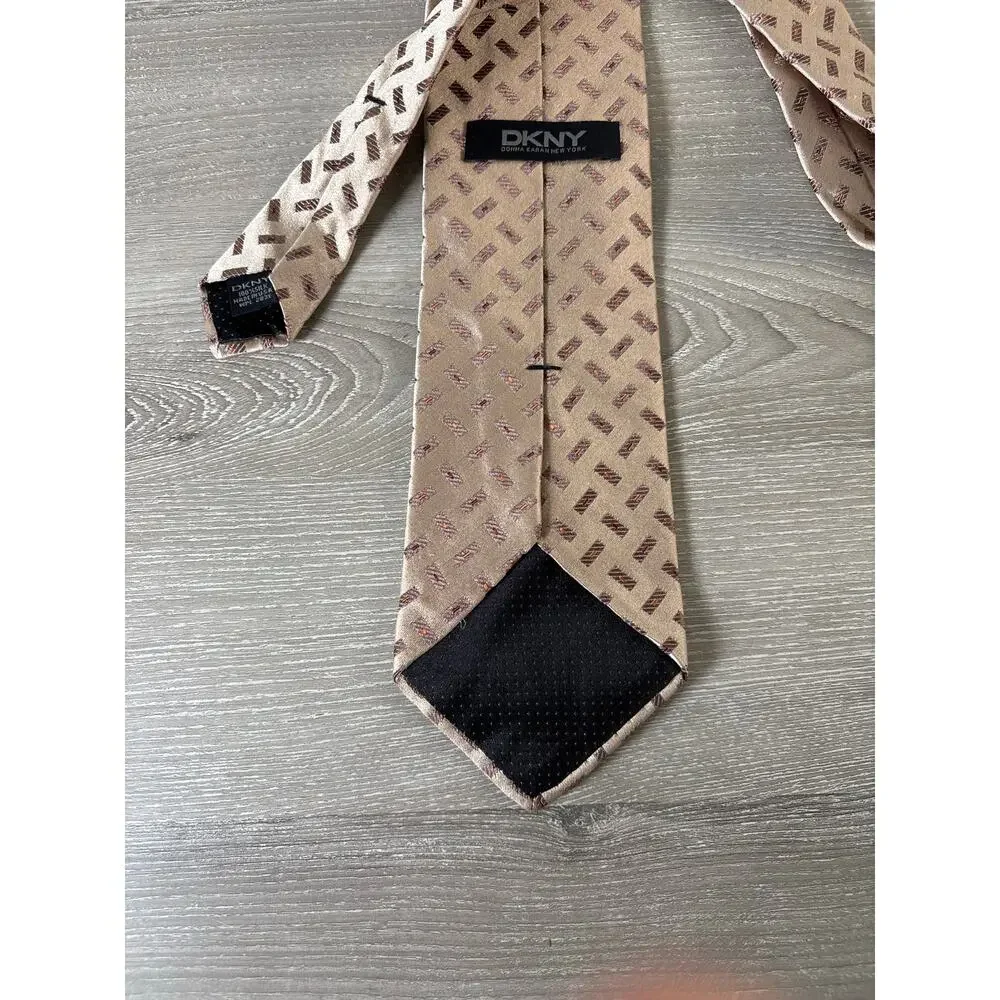 DKNY Donna Karen New York 100%‎ Silk Tan Red Men's Tie Necktie- EUC